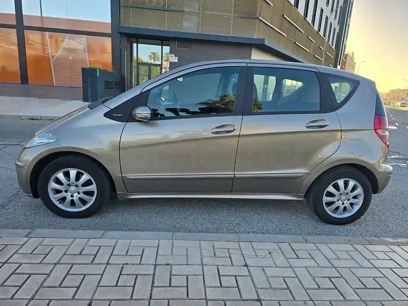 Usado Mercedes A180 Avantgarde 109 CV (80 kW) 2009 Beige Monovolumen