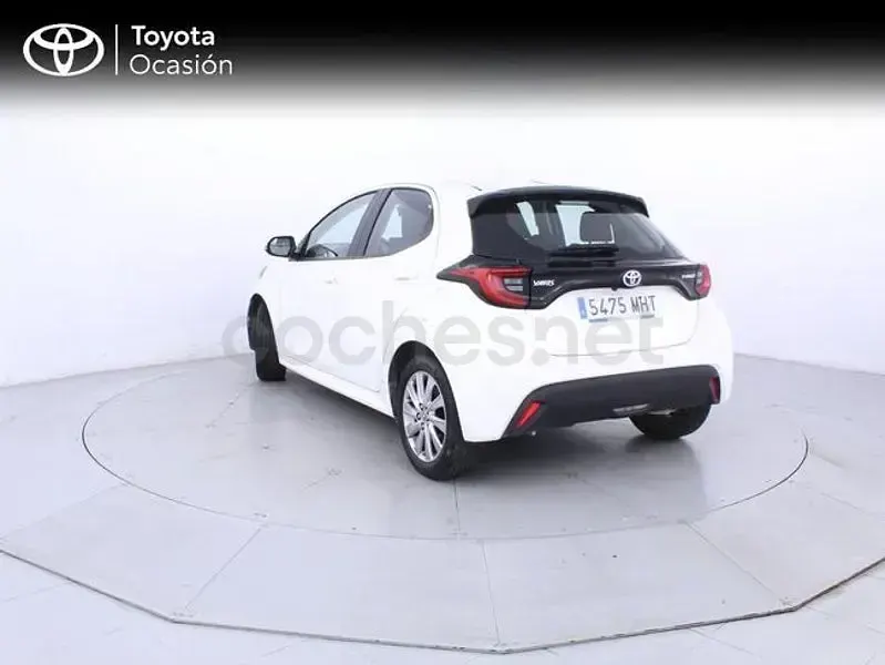 Usado Toyota Yaris Hybrid Active 116 CV (85 kW) 2023 Blanco Berlina