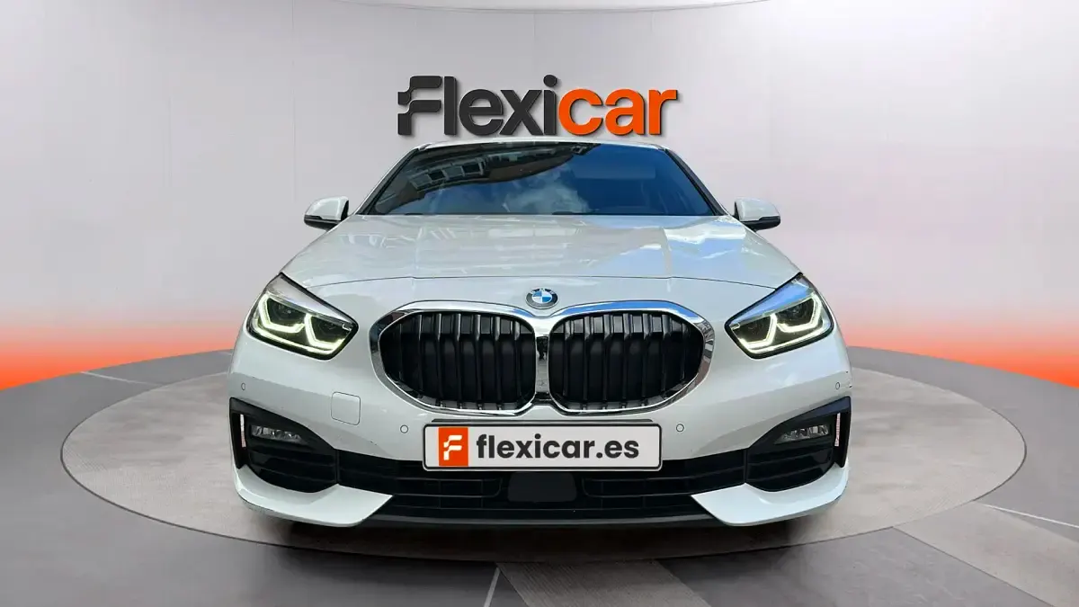 Begagnad BMW 118 136 HK (100 kW) 2022 Vit Halvkombi