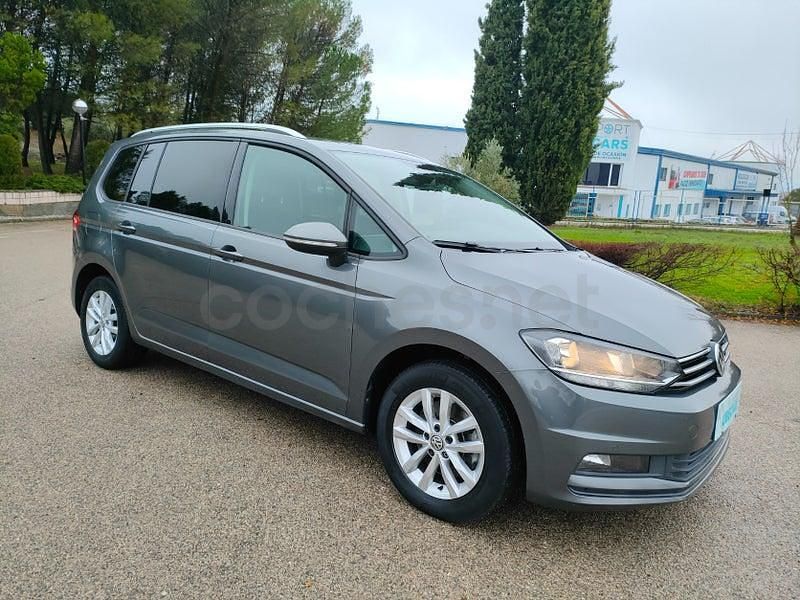 Usado VW Touran Advance 115 CV (84 kW) 2018 Gris / plata Monovolumen