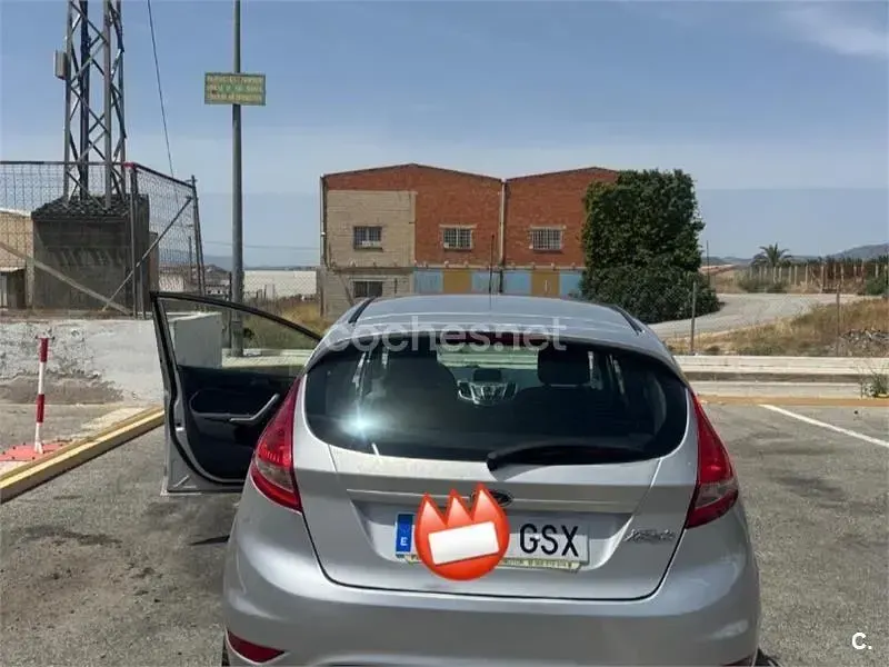 Usado Ford Fiesta Trend 96 CV (70 kW) 2010 Gris / plata Berlina