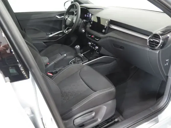 Usado Skoda Fabia 95 CV (69 kW) 2025 Gris plata Utilitario