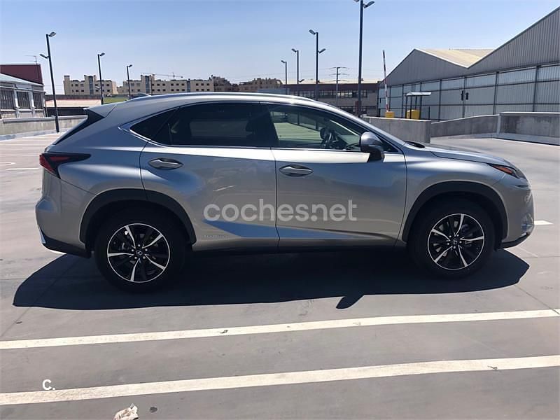 Usado Lexus NX300h Executive Line 197 CV (144 kW) 2018 Gris / plata SUV