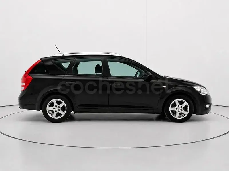 Usado Kia Ceed 115 CV (84 kW) 2011 Negro Utilitario