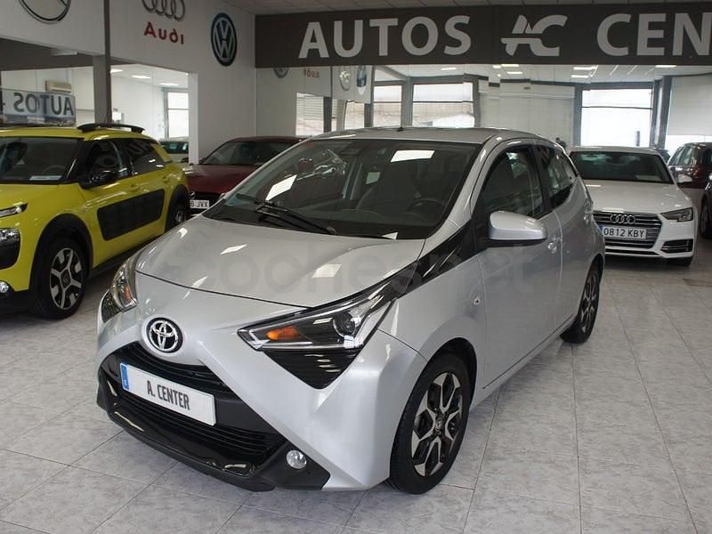 Usado Toyota Aygo x-style 72 CV (52 kW) 2020 Gris / plata Utilitario