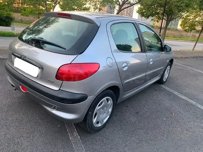 Usado Peugeot 206 70 CV (51 kW) 2002 Gris / plata Berlina