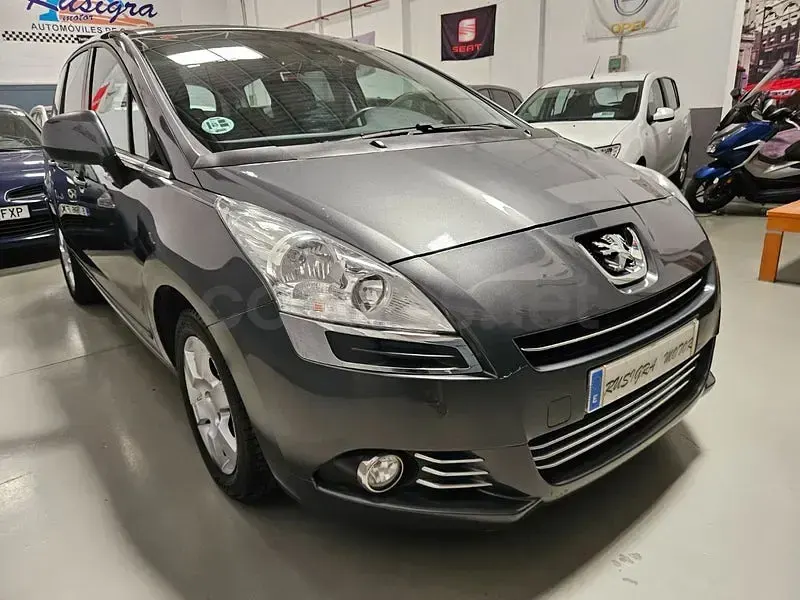 Usado Peugeot 5008 Active 120 CV (88 kW) 2014 Gris / plata Monovolumen