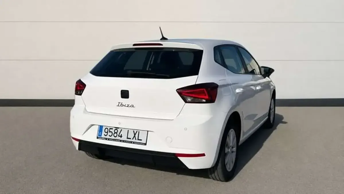 Usado Seat Ibiza Style Plus 110 CV (80 kW) 2022 Blanco Utilitario