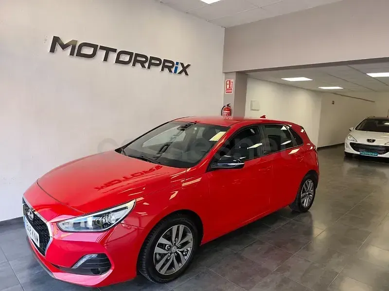 Usado Hyundai i30 GO! 120 CV (88 kW) 2018 Rojo Berlina