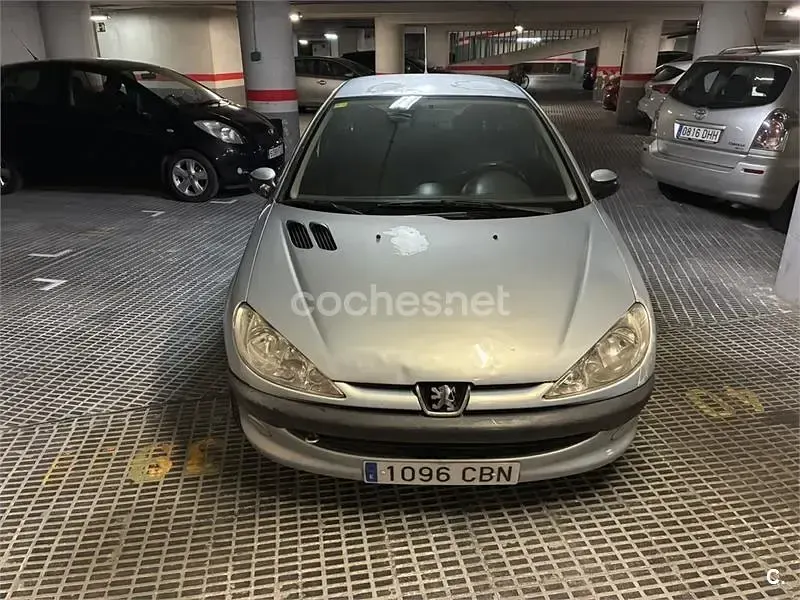 Usado Peugeot 206 75 CV (55 kW) 2003 Gris / plata Berlina
