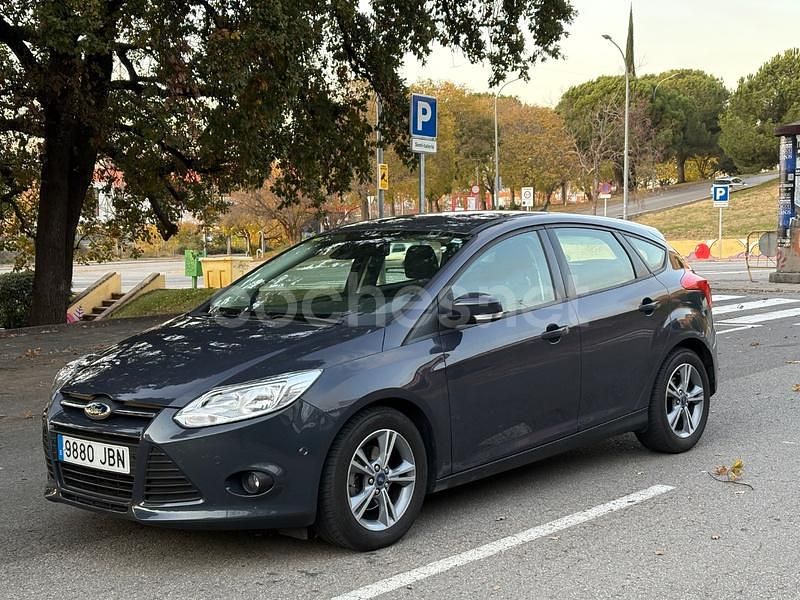 Gris / plata Usado 2014 Ford Focus Trend Berlina | 8500 € (Precio justo) - Imagen 1/4