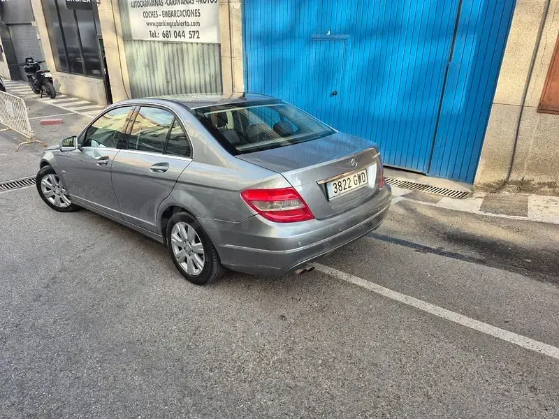 Usado Mercedes C180 Avantgarde 156 CV (114 kW) 2010 Gris / plata Berlina
