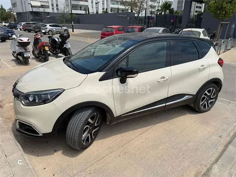 Usado Renault Captur Intens 90 CV (66 kW) 2014 Beige SUV