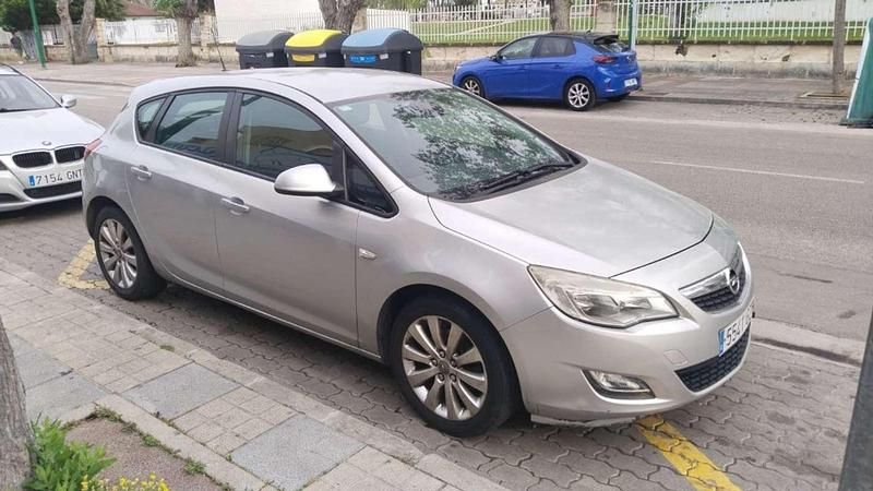 Gris Usado 2011 Opel Astra Cosmo Utilitario | 5899 € (Precio justo) - Imagen 1/4