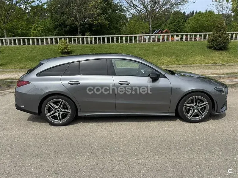 Usado Mercedes CLA200 Shooting Brake 150 CV (110 kW) 2021 Gris / plata Familiar