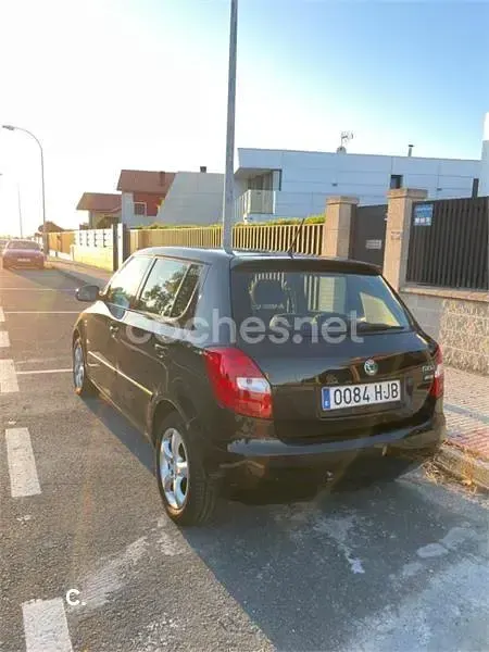 Usado Skoda Fabia Family 85 CV (62 kW) 2012 Negro Berlina