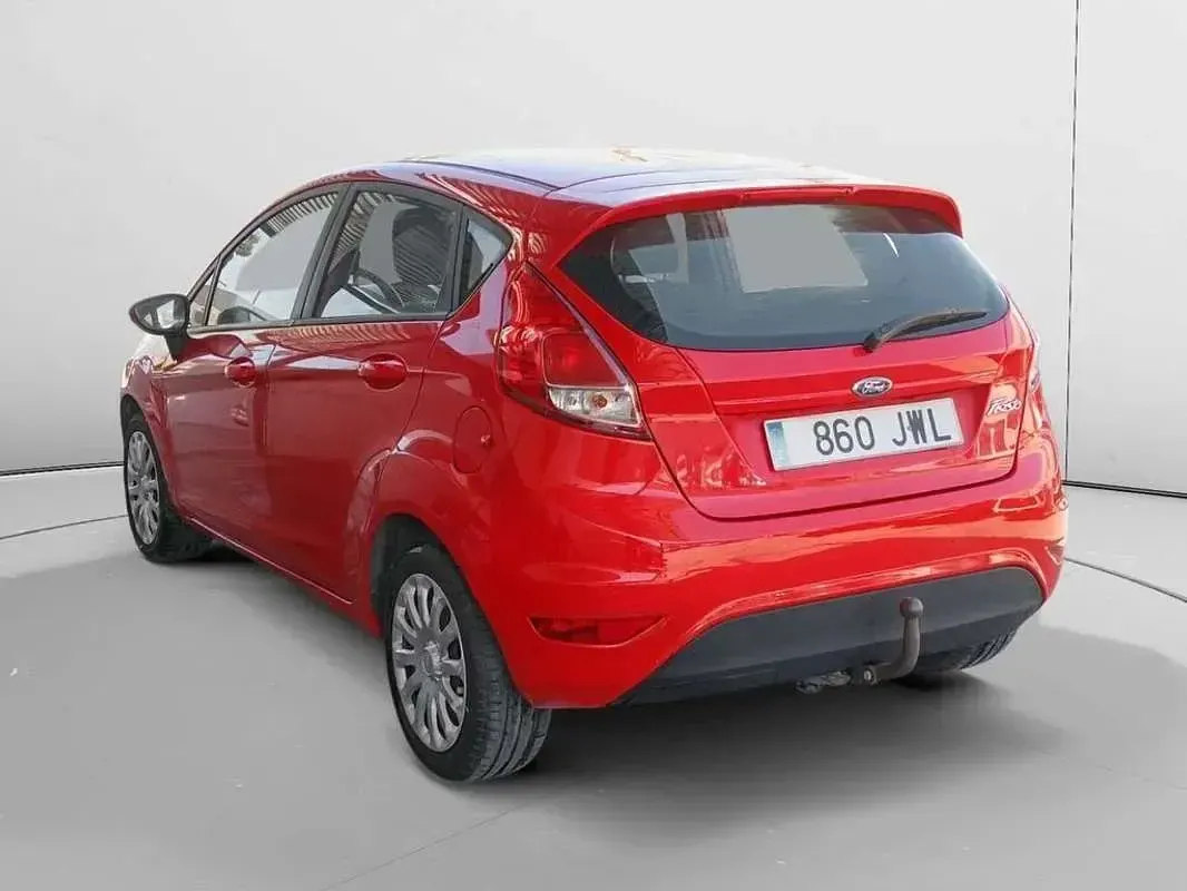 Usado Ford Fiesta Trend 75 CV (55 kW) 2017 Rojo Utilitario