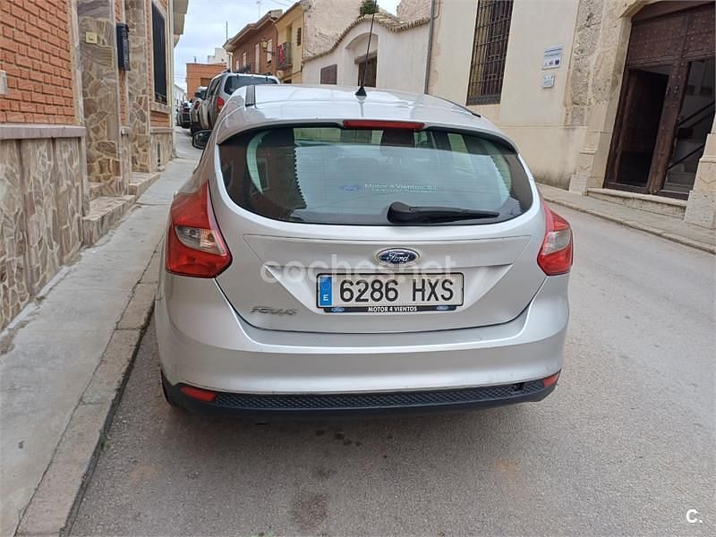 Usado Ford Focus Trend 115 CV (84 kW) 2012 Gris / plata Berlina