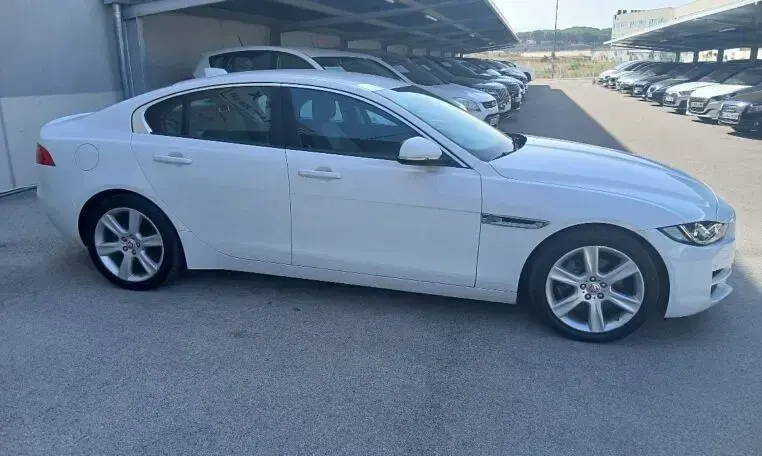 Usado Jaguar XE Portfolio 180 CV (132 kW) 2016 Blanco Berlina