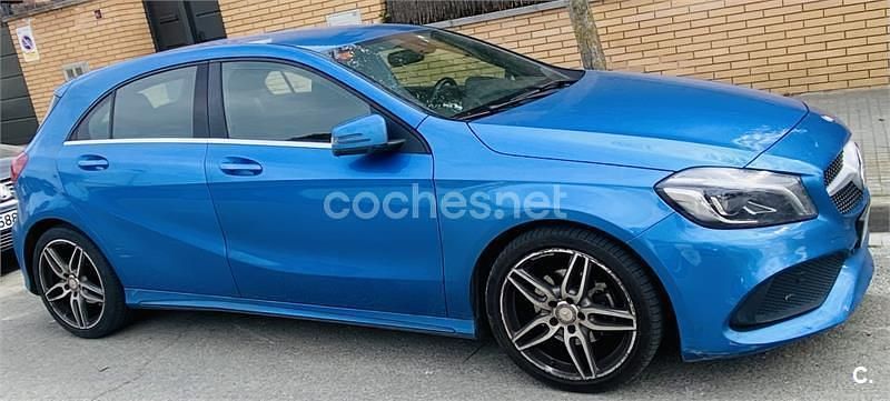 Käytetty Mercedes A180 Urban 109 HP (80 kW) 2016 Sininen Sedan