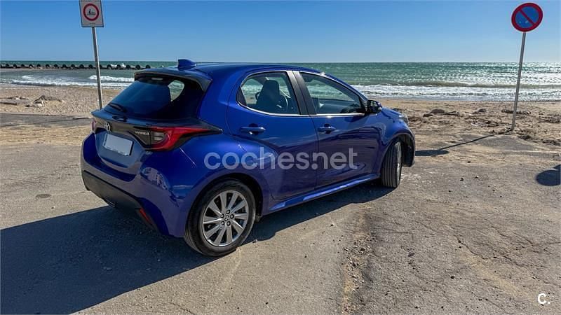 Usado Toyota Yaris Hybrid Active 116 CV (85 kW) 2024 Azul Berlina