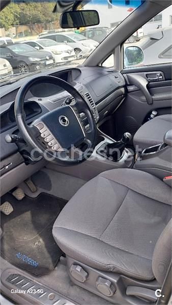 Usado Ssangyong (KGM) Rodius 155 CV (114 kW) 2014 Gris / plata Monovolumen