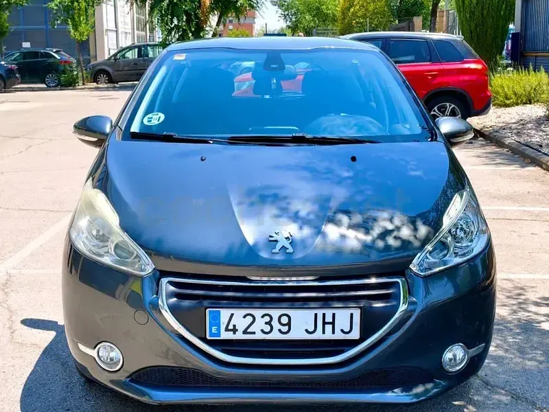 Usado Peugeot 208 Allure 92 CV (67 kW) 2015 Blanco Utilitario