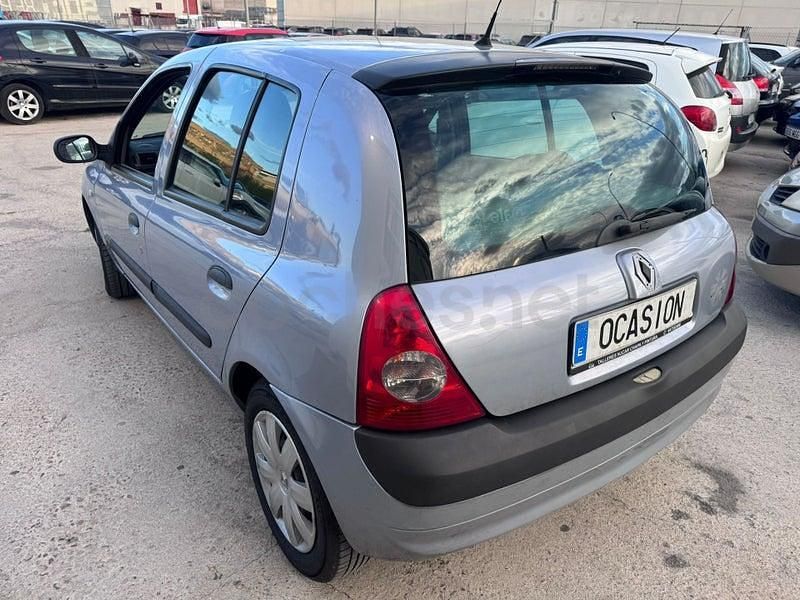 Usado Renault Clio II Campus 65 CV (47 kW) 2004 Gris / plata Berlina