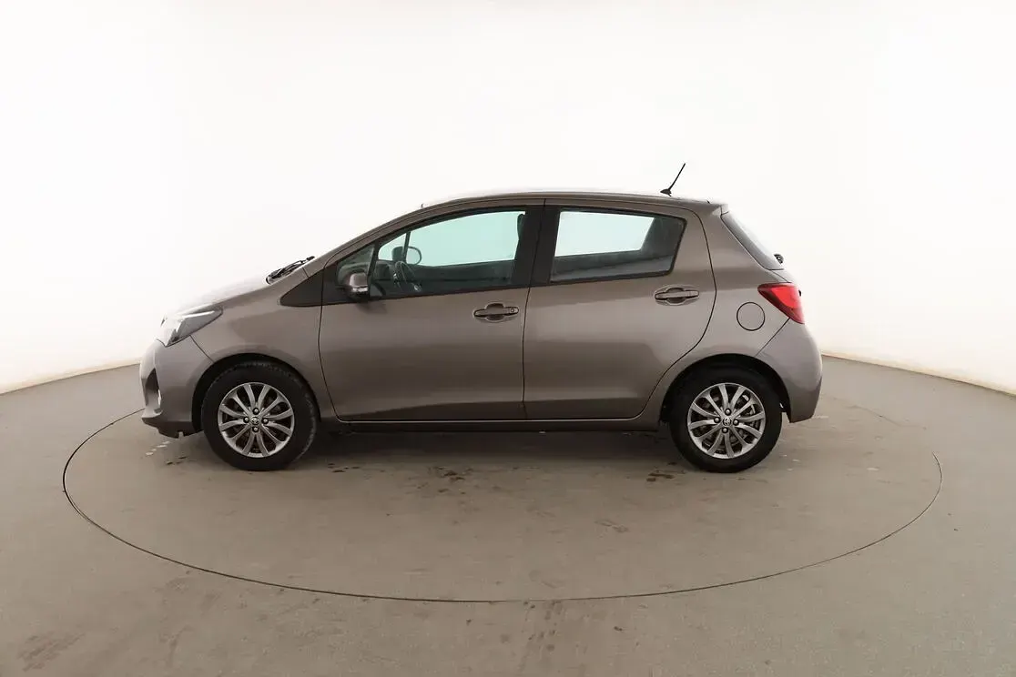 Usado Toyota Yaris Active 100 CV (73 kW) 2016 Gris Berlina