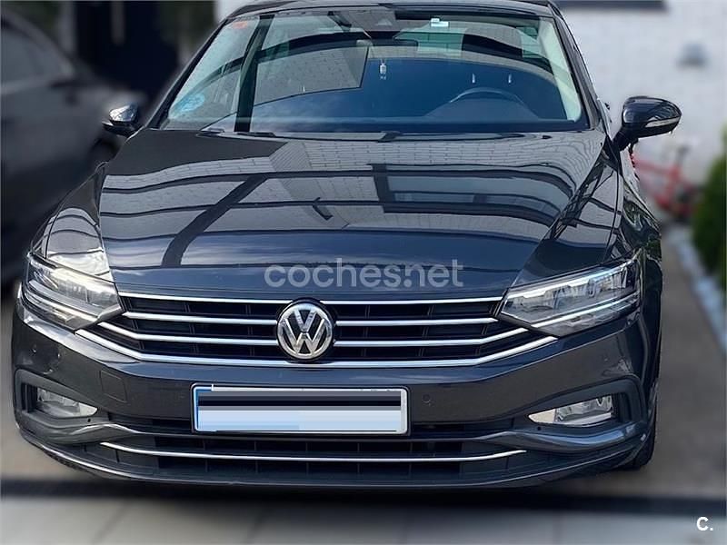 Usado VW Passat Executive 120 CV (88 kW) 2019 Gris / plata Berlina