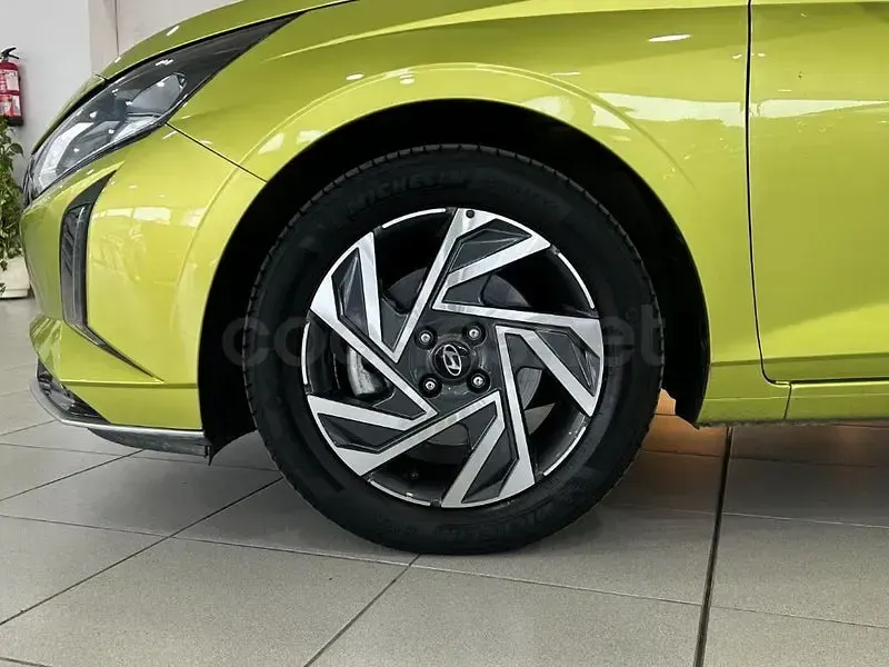 Usado Hyundai i20 100 CV (73 kW) 2024 Verde Utilitario