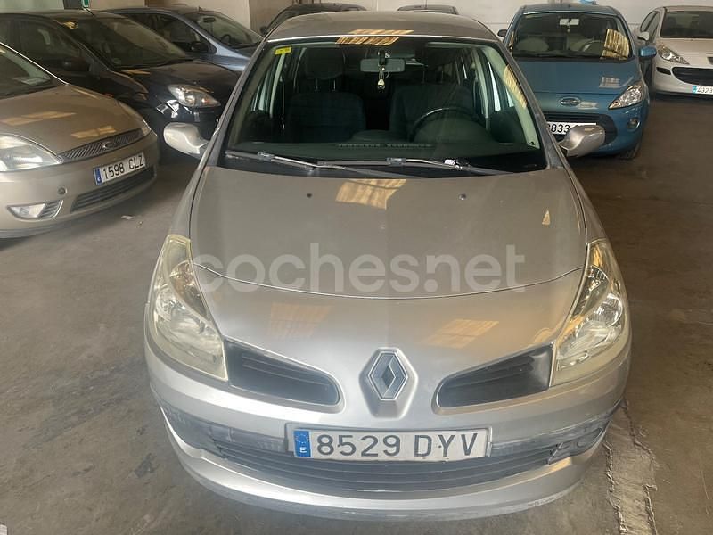 Usado Renault Clio II Dynamique 75 CV (55 kW) 2006 Gris / plata Berlina