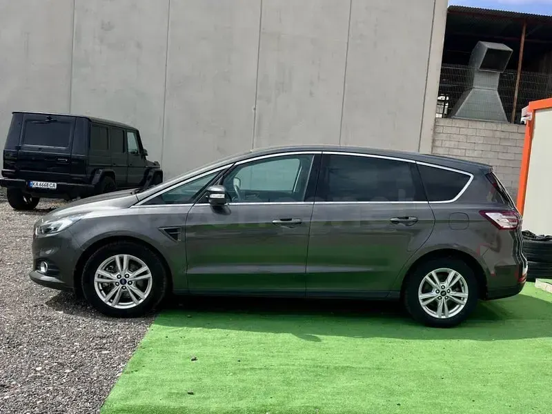 Usado Ford S-MAX Titanium 180 CV (132 kW) 2017 Gris / plata Monovolumen