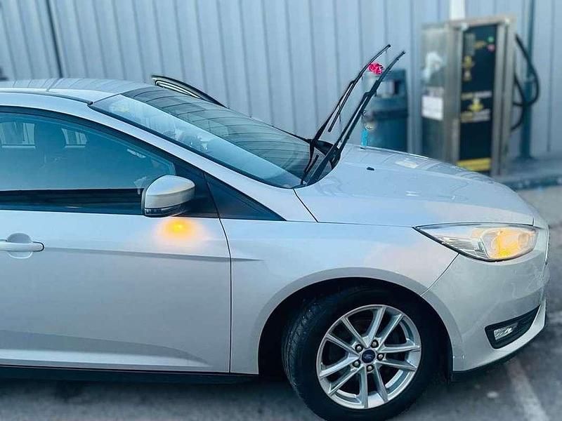 Usado Ford Focus Trend 101 CV (74 kW) 2015 Gris / plata Berlina