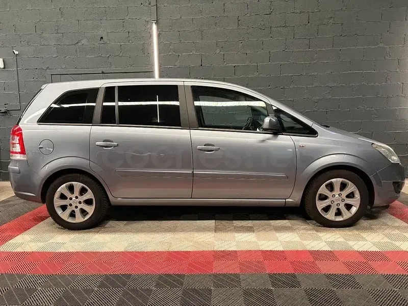 Usado Opel Zafira Essentia 110 CV (80 kW) 2009 Gris / plata Monovolumen