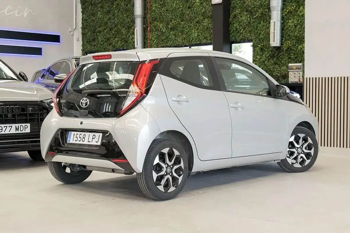 Usado Toyota Aygo X-play 72 CV (52 kW) 2021 Gris claro Utilitario