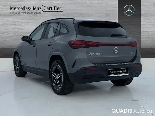 Usado Mercedes EQA300 167 kW (228 CV) 2024 Gris montaña SUV