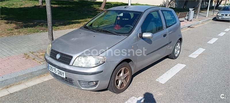 Usado Fiat Punto Dynamic 80 CV (58 kW) 2004 Gris / plata Utilitario