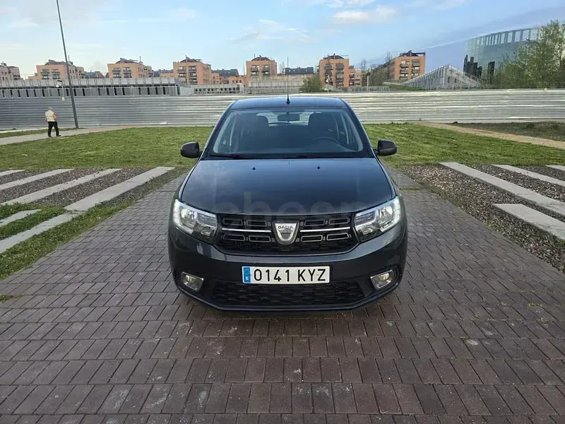 Usado Dacia Sandero Essentiel 90 CV (66 kW) 2019 Gris / plata Berlina