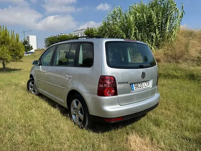 Usado VW Touran Edition 105 CV (77 kW) 2009 Gris / plata Monovolumen