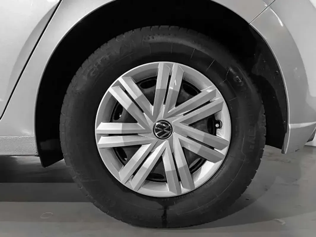 Usado VW Polo Trendline 95 CV (69 kW) 2022 Plateado Utilitario