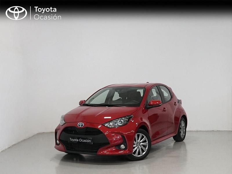 Rojo Usado 2024 Toyota Yaris Hybrid Active Berlina | 22.800 € (Precio justo) - Imagen 1/4