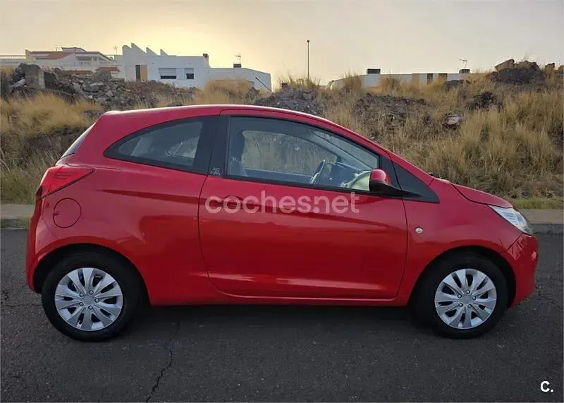 Usado Ford Ka 69 CV (50 kW) 2015 Rojo Berlina