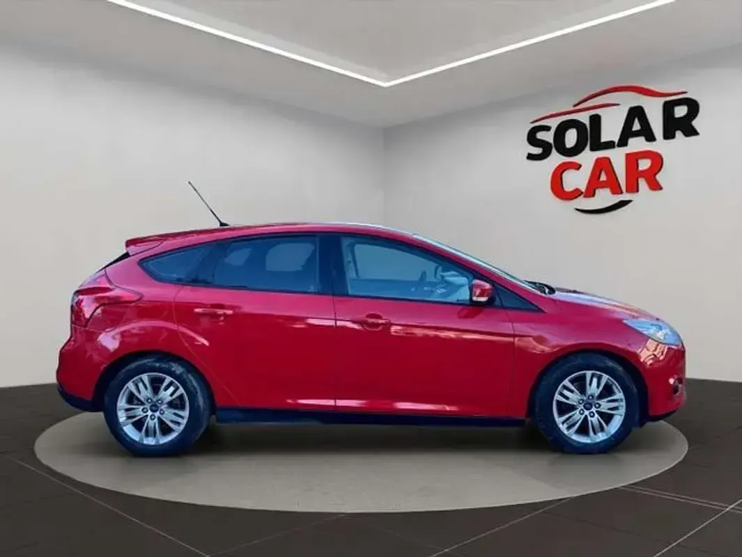 Używany Ford Focus Trend 101 KM (74 kW) 2012 Czerwony Hatchback