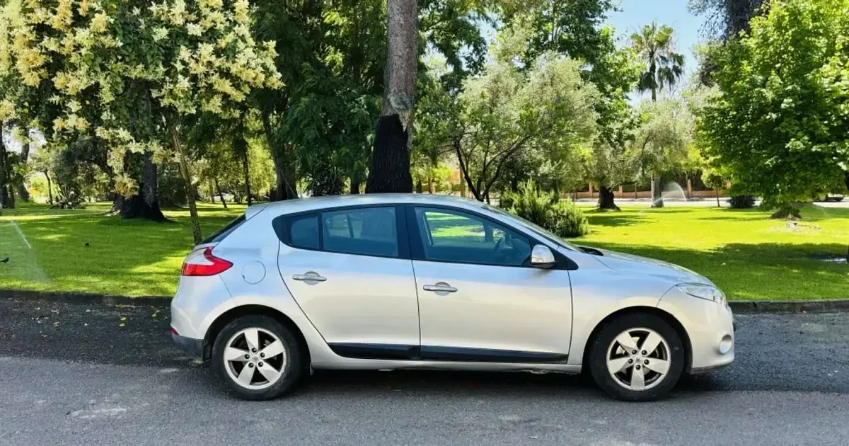 Usado Renault Mégane Dynamique 106 CV (77 kW) 2010 Plateado Utilitario