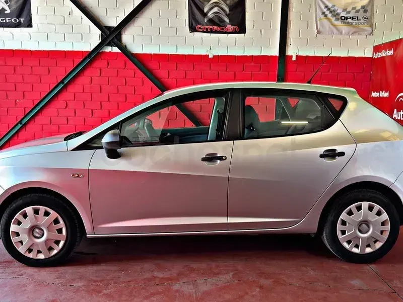 Usado Seat Ibiza Reference 90 CV (66 kW) 2010 Gris / plata Berlina
