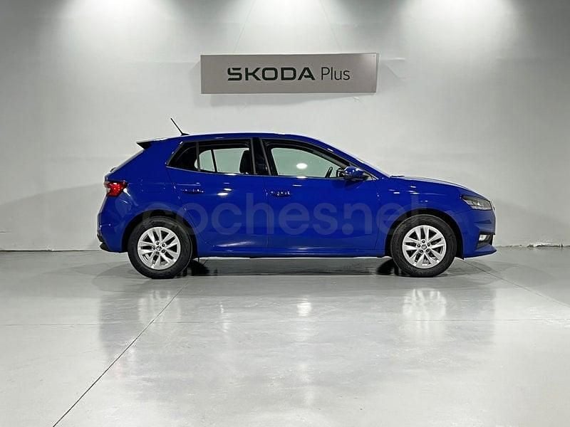 Usado Skoda Fabia 80 CV (58 kW) 2022 Azul Utilitario