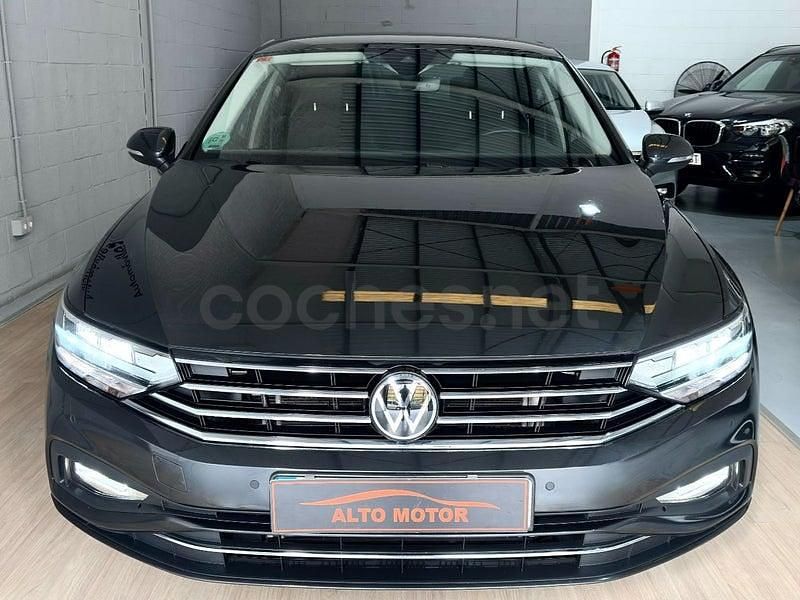 Usado VW Passat Executive 150 CV (110 kW) 2021 Gris / plata Berlina
