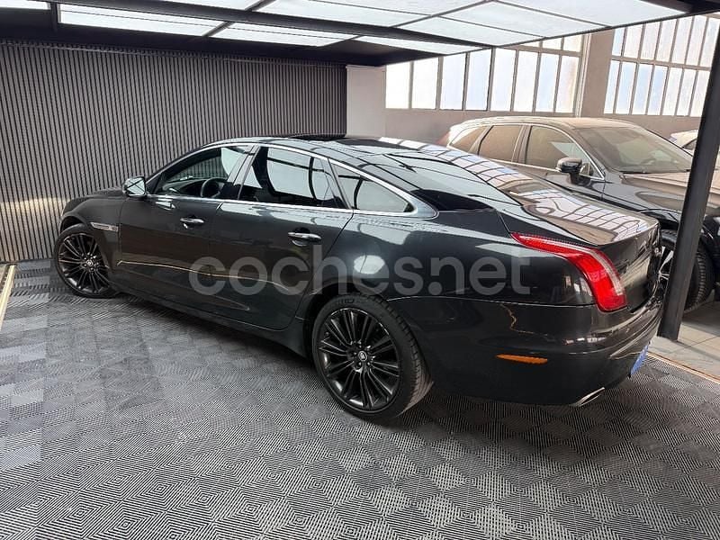 Usado Jaguar XJ Portfolio 275 CV (202 kW) 2011 Gris / plata Berlina