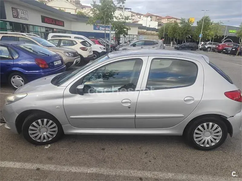 Usado Peugeot 206+ 70 CV (51 kW) 2010 Gris / plata Utilitario